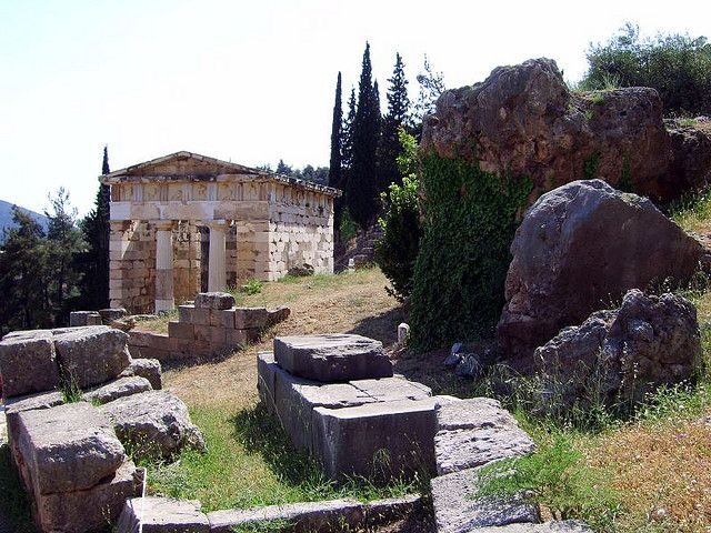 Ancient Delphi Full-Day Tour from Athens - Arachova and lunch: Greek comfort with a shopping window