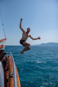 Athens: Agistri, Moni, and Aegina Cruise with Lunch & Drinks - Cruising the Saronic Gulf: The Comfortable Rhythm of a 10-Hour Day