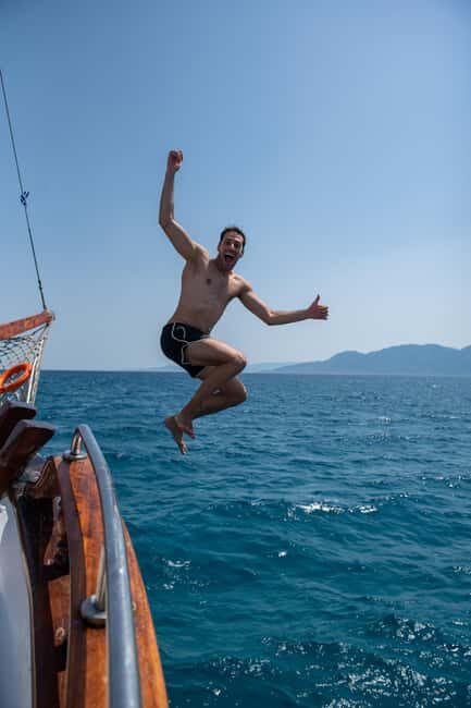 Athens: Agistri, Moni, and Aegina Cruise with Lunch & Drinks - Cruising the Saronic Gulf: The Comfortable Rhythm of a 10-Hour Day