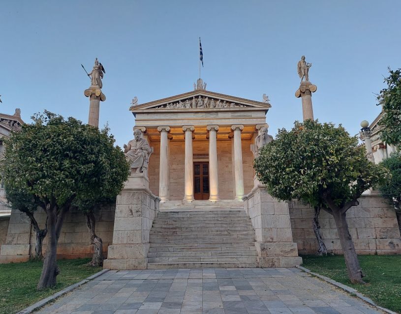 Athens: City Highlights Nighttime Walking Tour in Spanish - A calm transition through the National Gardens to Zappeion