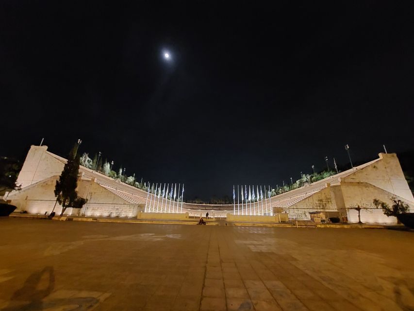 Athens: City Highlights Nighttime Walking Tour in Spanish - Hadrian’s Arch and the Temple of Zeus: classic Athens, lit up