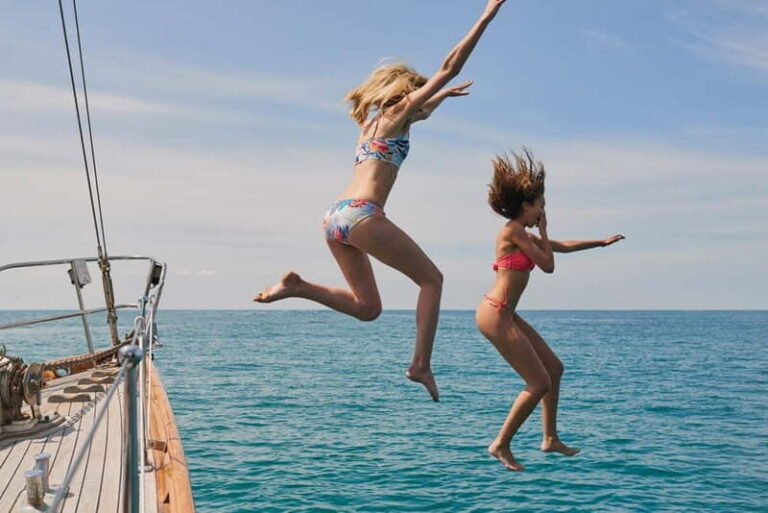 Athens: Cruise to Agistri, Moni & Aegina with Lunch & Drinks - Getting on board: coffee, pastries, and a morning rhythm