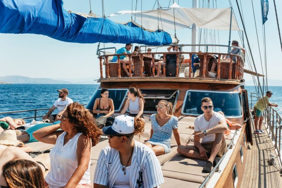 Athens: Cruise to Agistri, Moni & Aegina with Lunch & Drinks - Crew energy and safety: why this day feels well run