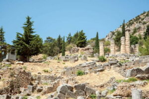 Athens: Delphi and Arachova Day Trip with Guide - Morning drive: coach comfort, first break, and getting oriented