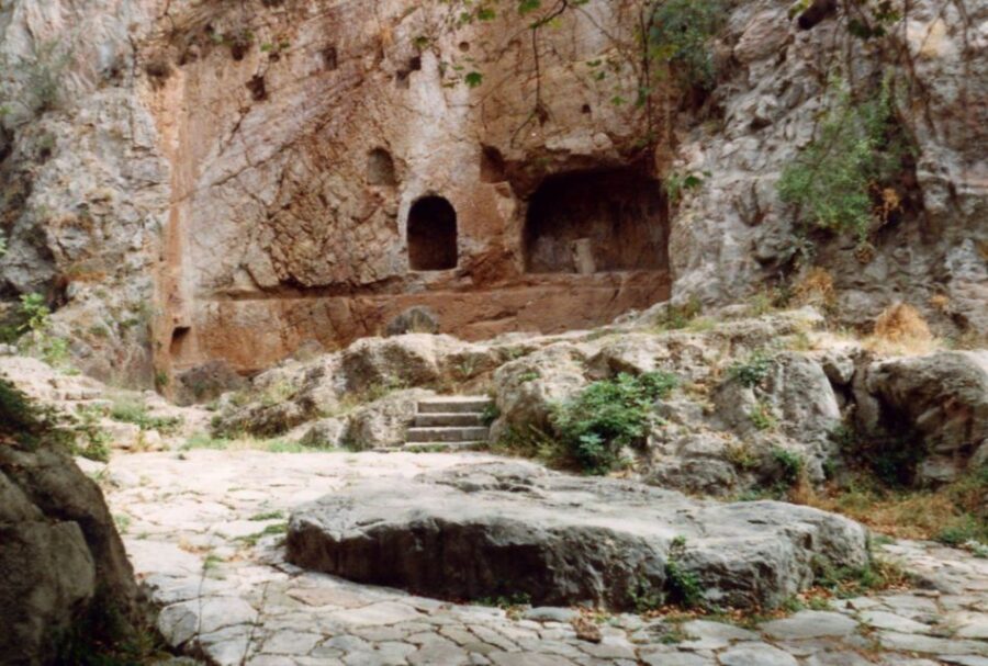 Athens: Delphi, Corycian Cave, and 300 Battlefield Day Trip - How this 12-hour route strings together Marathon, Oedipus, and Greek myth