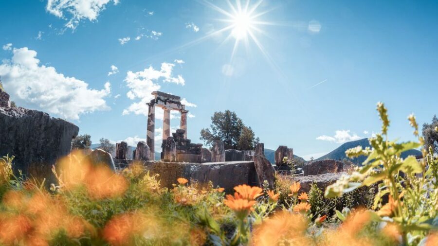 Athens: Delphi, Corycian Cave, and 300 Battlefield Day Trip - Arachova’s mountain break: quick walk, photos, and coffee in a celebrity ski town