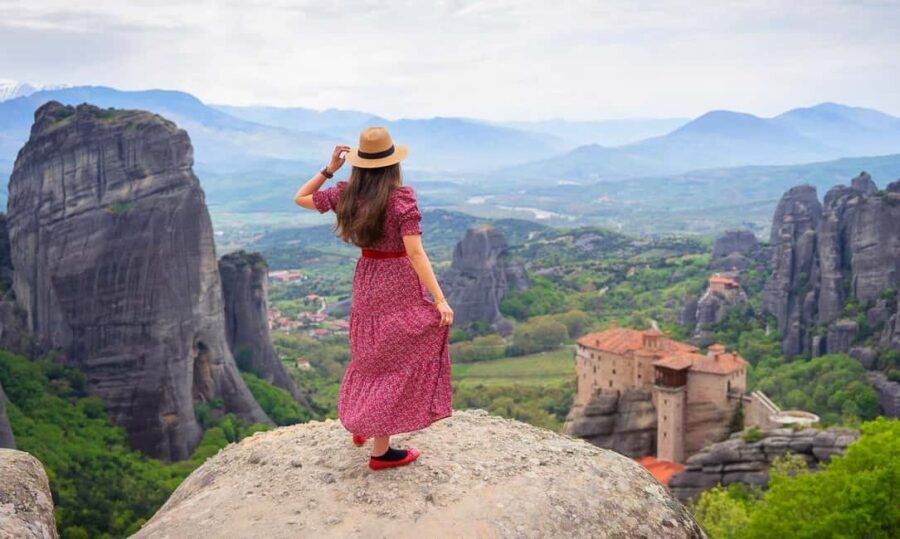Athens: Meteora Monasteries Day Trip with Caves and Lunch - Athens to Kalabaka: the coach ride that sets the mood