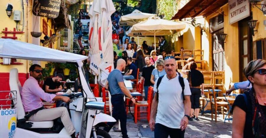 Athens: Private Evening Sightseeing Tour by Electric Tuk-Tuk - The Electric Tuk-Tuk Advantage on Athens Streets