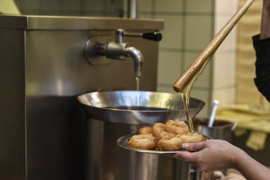 Athens: Ultimate Food Walking Tour with 15 Tastings - Starting at Syntagma Square and easing into Athens on foot