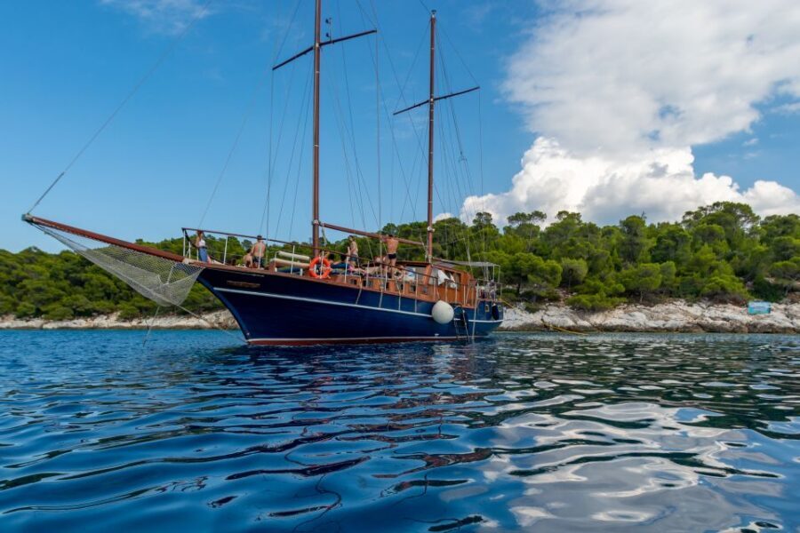 From Athens: Aegina, Agistri and Metopi Day Cruise w/ Lunch - The onboard flow: drinks, comfort spots, and music quirks