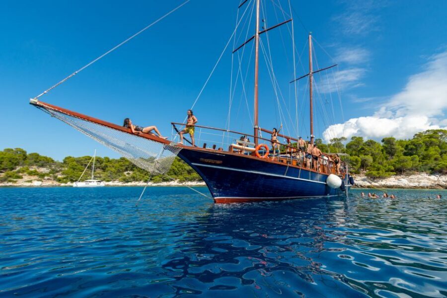 From Athens: Aegina, Agistri and Metopi Day Cruise w/ Lunch - Getting started at Marina Zeas: breakfast, briefing, and sea air