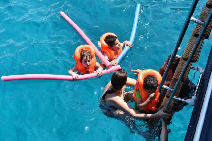 From Athens: Agistri, Moni & Aegina Day Cruise with Swimming - Onboard comfort and crew: what to expect from the people running the show