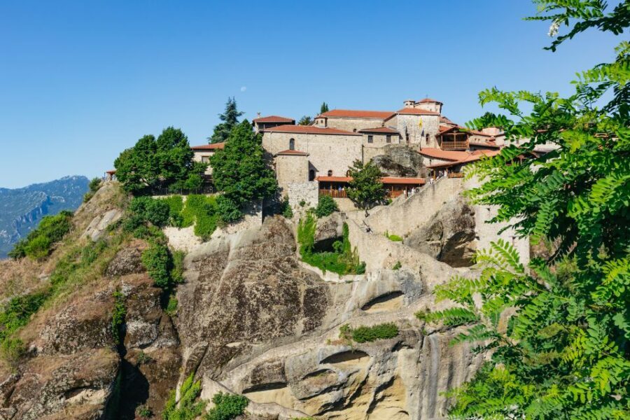 From Athens: Delphi and Meteora 2-Day Guided Tour - Leonidas at Thermopylae: a short stop with real weight