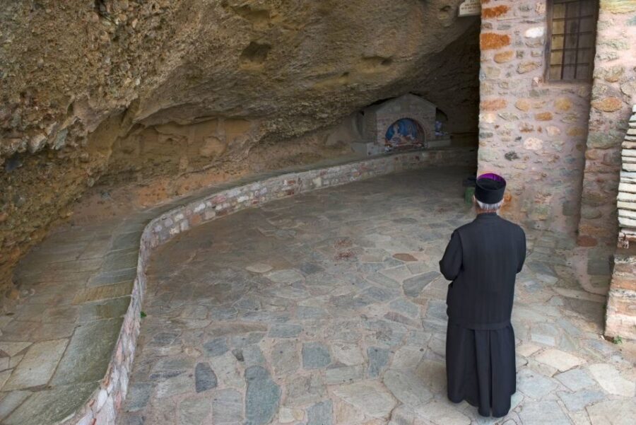 From Athens: Meteora Monasteries and Hermit Caves Tour - Timing at Kastraki and Kalabaka: quick breaks, plus chances to shop