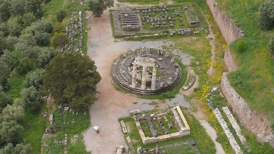 From Athens: Private Delphi and Thermopylae Guided Day Trip - Delphi Archaeological Site: Apollo’s Temple and the Sacred Layout