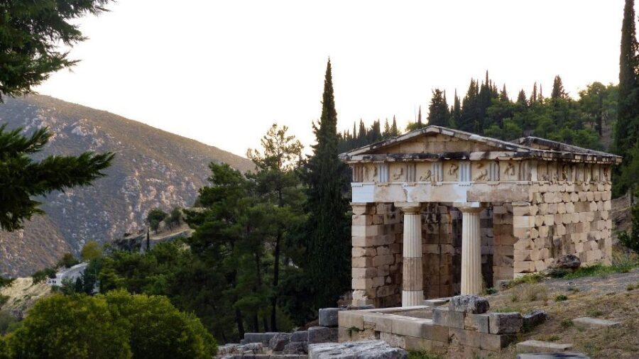 From Athens: Private Delphi and Thermopylae Guided Day Trip - Delphi Museum Highlights: Charioteer, Sphinx, Omphalos Pieces, and Antinoos